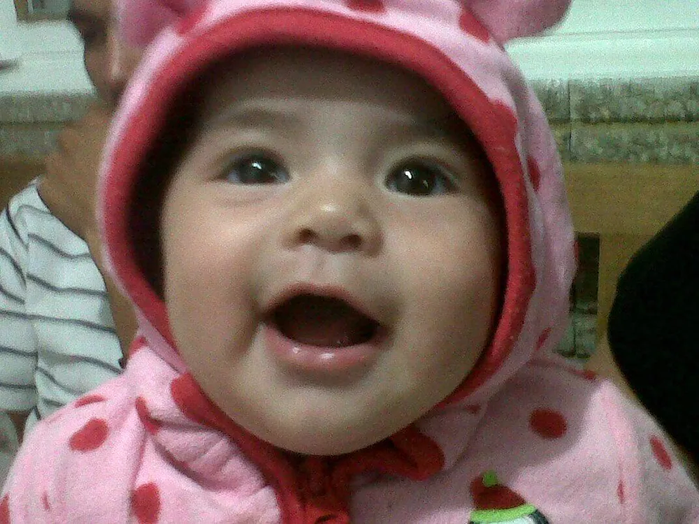 Ahitana sonriendo