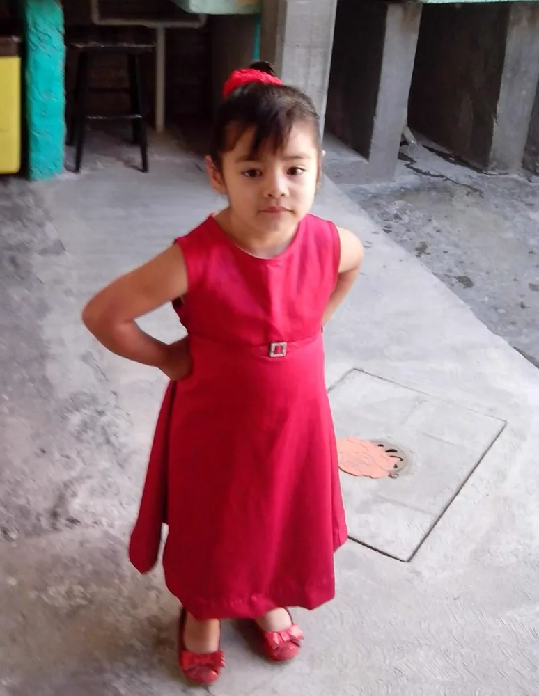 Ahitana con vestido rojo