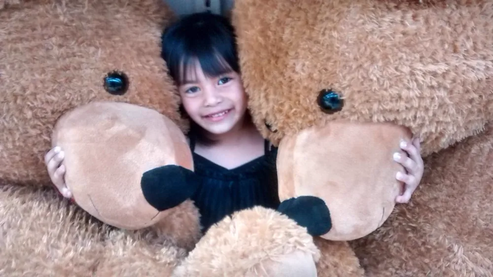 Ahitana con sus osos de peluche