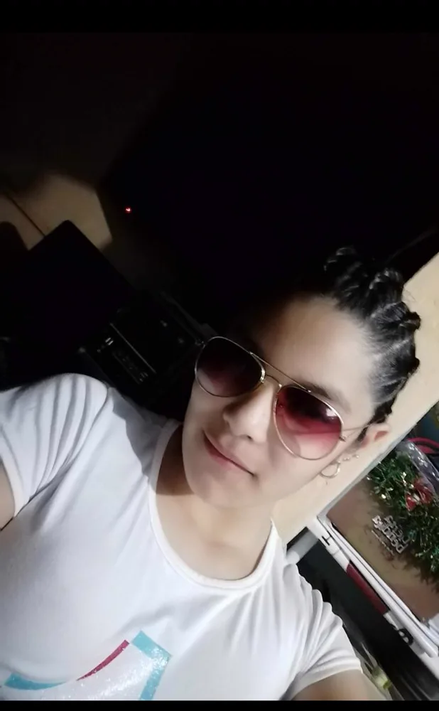 Ahitana con lentes de sol
